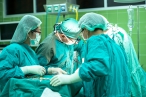 Dlouhé čekání na operace? Stovky Čechů míří za lékařem za hranice 