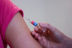 Agresivní příušnice nutí ministerstvo ke změnám v očkování