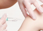 Britové už očkují vakcínou AstraZeneca, EU ji schválí nejdřív v únoru