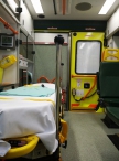 Záchranáři přicházejí o čas. Některá oddělení nemocnic odmítají pacienty přijmout