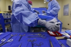 Zájem o služby plastických chirurgů stoupá. Na větší poprsí si ženy berou i půjčku