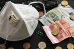 Nemocnice by podle ministerstva měly mít zásoby ochranných pomůcek na měsíc. Stále ale chybí