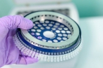 Kraje i školy chtějí PCR testy do škol. Podle laboratoří jsou levnější než ty antigenní, stát ale váhá