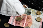 Respirátory v hromadné dopravě a vnitřních prostorech zůstanou dál povinné, rozhodl Vojtěch
