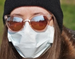 Rouška, dva metry a 15 minut už nestačí. Hygienici zpřísnili trasování kontaktů lidí s koronavirem