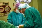 Předatestačnímu vzdělávání chybí dohled a kontrola, stěžují si v průzkumu mladí lékaři a lékařky